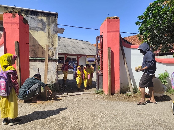 BERMASALAH: Pemilik lahan SDN Balung 1 Kecamatan Arosbaya menutup sementara sekolah Rabu (17/12). (H. MANSUR UNTUK JPRM)