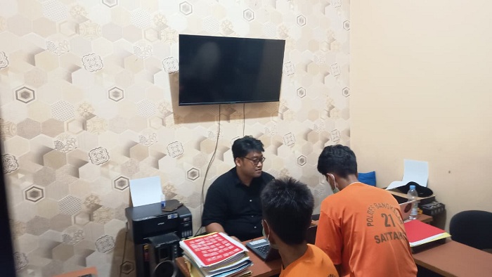 PASRAH: Penyidik Satreskoba Polres Bangkalan menginterogasi dua tersangka penyalahgunaan narkotika Rabu (17/12). (ZEINAL ABIDIN/JPRM)