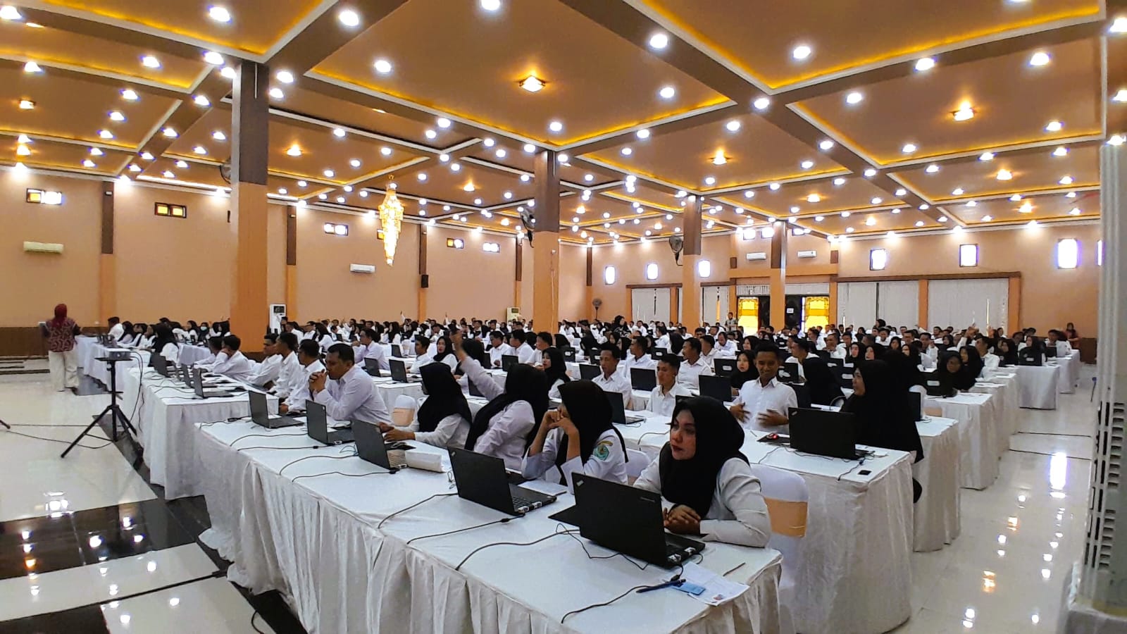 FOKUS: Peserta rekrutmen PPPK tahap dua zona Madura bersiap mengikuti ujian kompetensi di Gedung Prima Jaya Abadi, Pamekasan, Senin (5/5).
