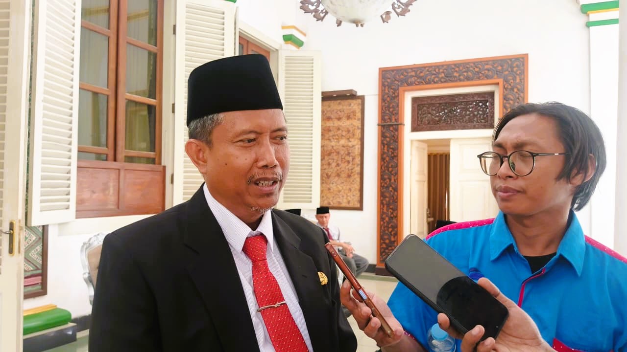 TEGAS: Pj Sekkab Pamekasan Taufikurrachman saat doorstop di Peringgitan Dalam Pendopo Ronggosukowati Kamis (11/12).