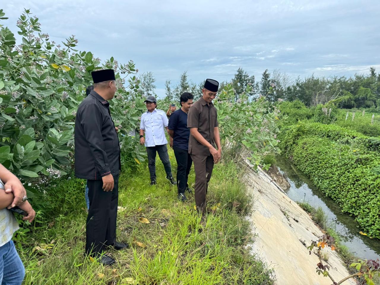 INSPEKSI: Pansus tambak udang saat melakukan sidak di Desa Juruan Daya, Kecamatan Batuputih, Sumenep, Senin (15/12).