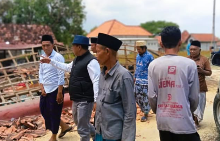 INGATKAN WARGA: Wabup Pamekasan Sukriyanto (topi biru) saat mendatangi rumah warga korban bencana di Desa Groom, Kecamatan Proppo, Minggu (19/10).