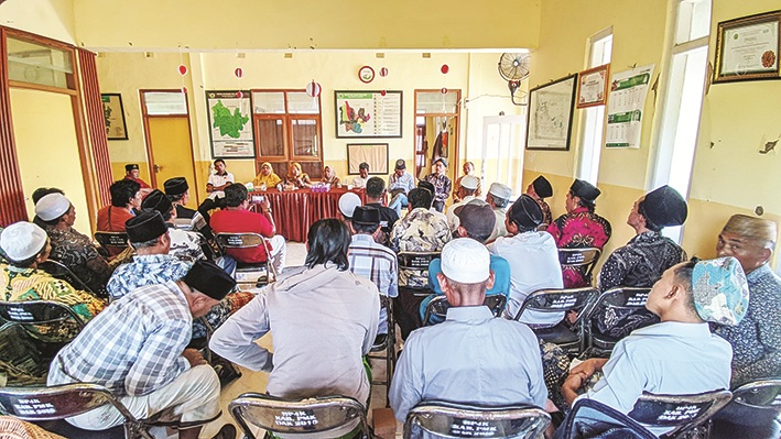 DIAWASI: Dewan bersama instansi terkait menggelar sosialisasi kepada poktan di Kecamatan Proppo, Pamekasan, Senin (1/12). (KOMISI II DPRD PAMEKASAN UNTUK JPRM)