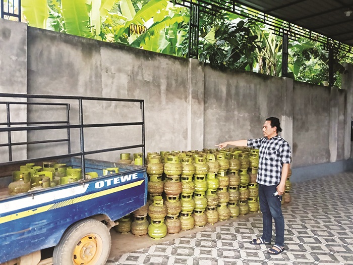 LIDIK: Anggota Unit Reskrim Polsek Banyuates melakukan olah TKP curat tabung LPG di rumah korban, Desa Tlagah, Kecamatan Banyuates, Sampang, Selasa (16/12). (HUMAS POLRES UNTUK JPRM)