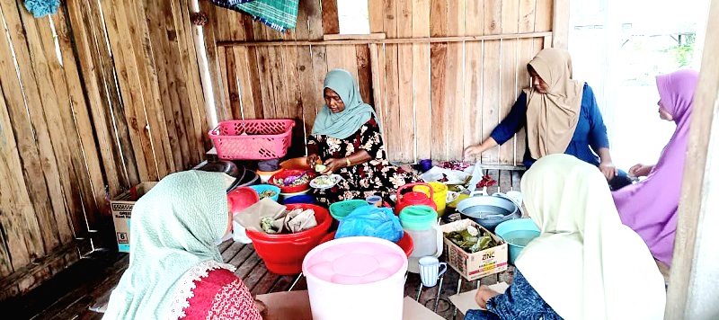 SARAPAN: Warga saat antre membeli gado-gado di tepi Jalan 1, Dusun 2, Desa/Pulau Pagerungan Besar, Kecamatan Sapeken, Sumenep, Rabu (10/12). (LUKMAN HAKIM AG./JPRM)