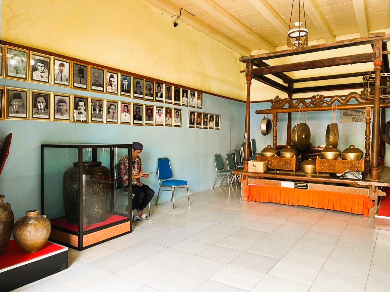 SEPI: Penjaga menunjukkan koleksi yang disimpan di Museum Keraton Sumenep, Kelurahan Pajagalan,.