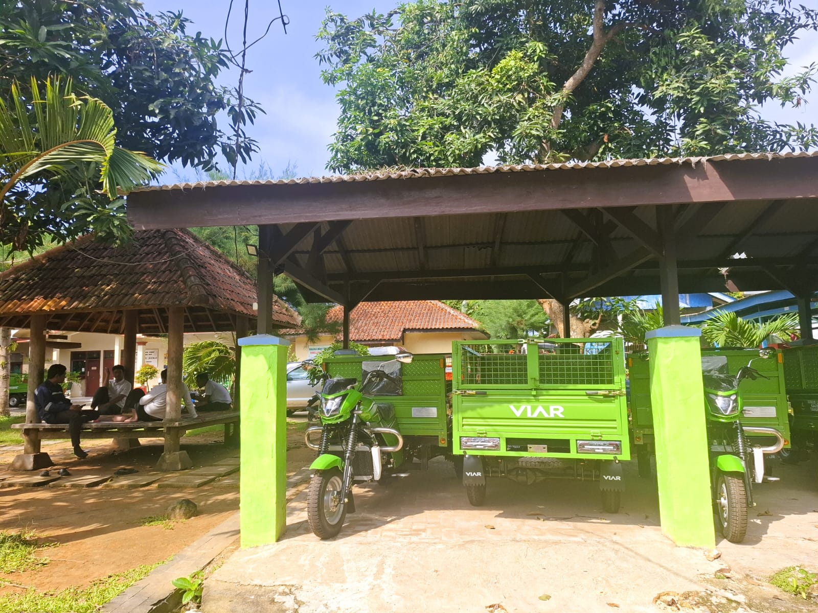 BERJEJER: Belasan kendaraan roda tiga diparkir di halaman kantor DLH Sumenep Rabu (17/12).