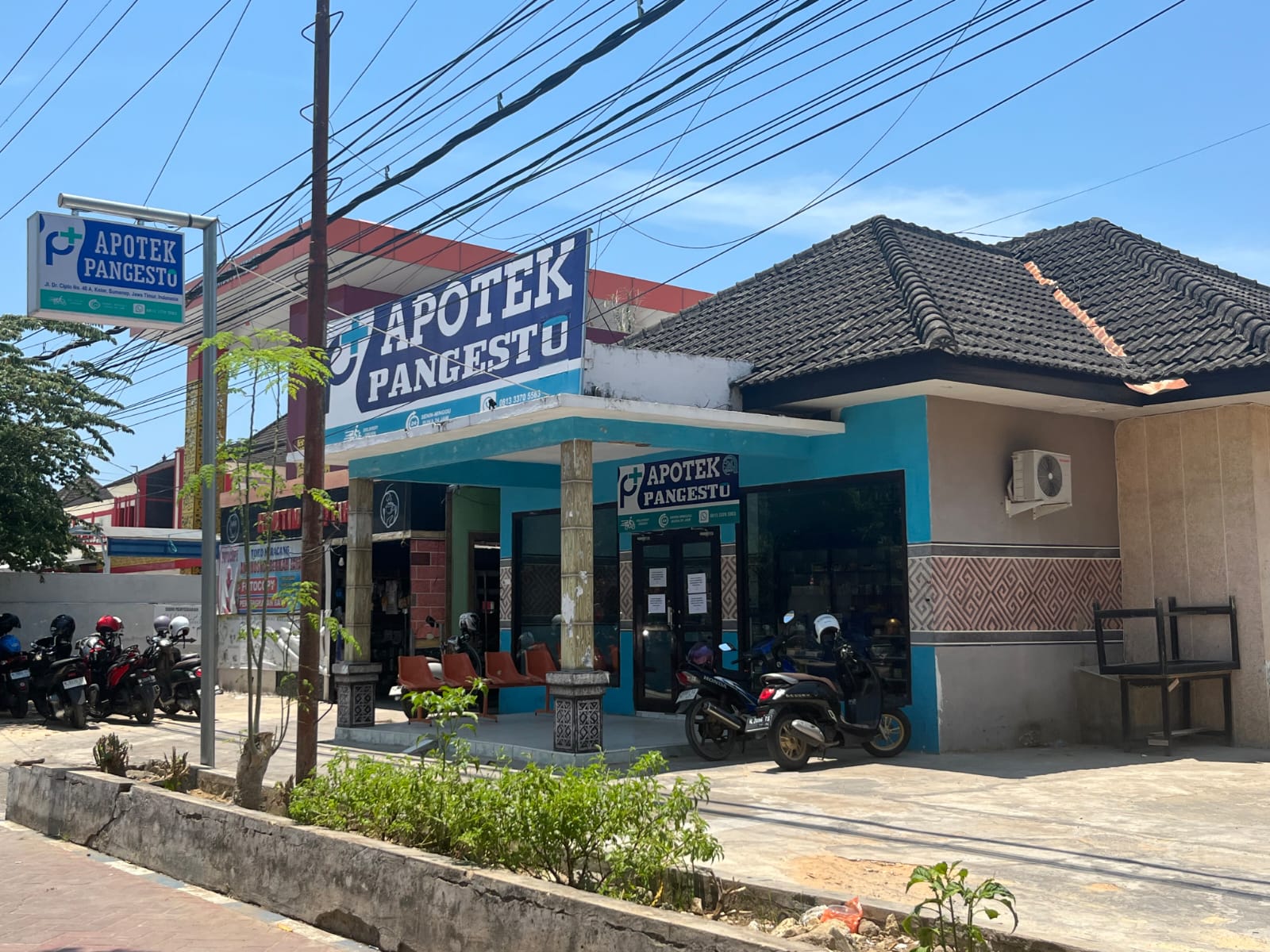 LENGANG: Kondisi Apotek Pangesto milik PD Sumekar yang berada di Jalan dr Cipto, Desa Kolor, Sumenep, Rabu (17/12).