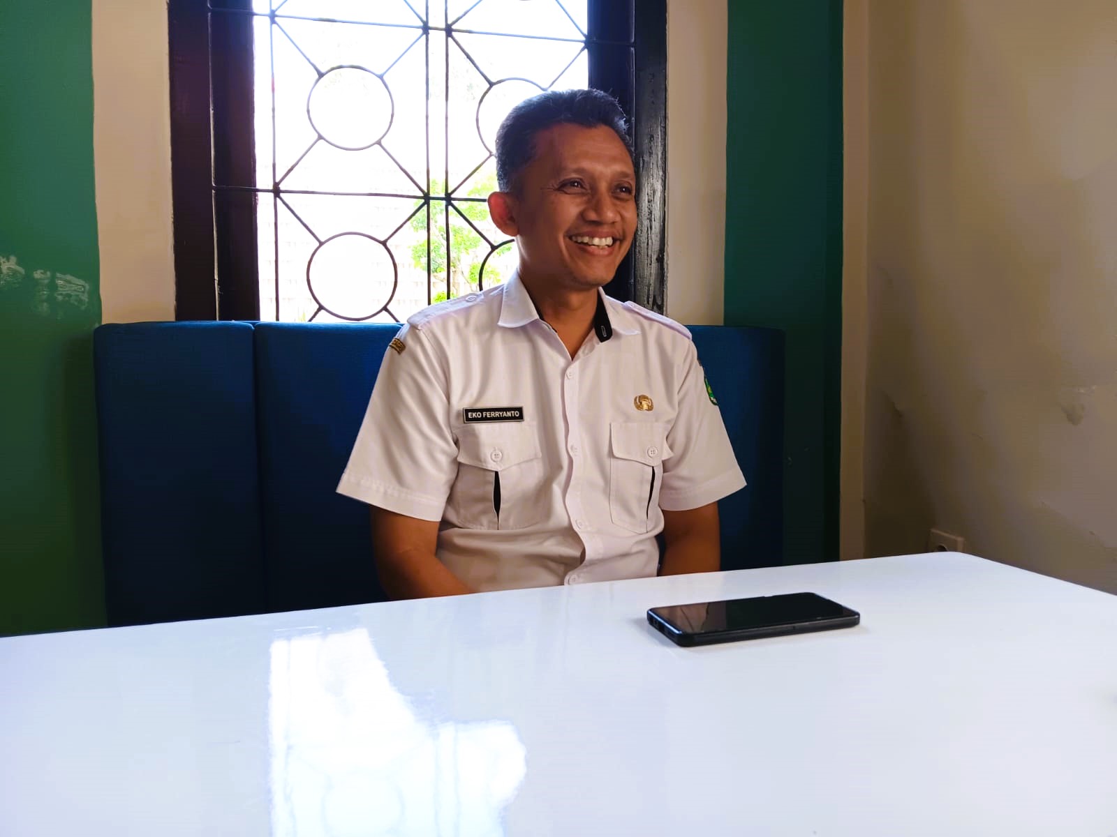 MENJELASKAN: Kabid Pelatihan dan Produktivitas dan Hubungan Industrial Disnaker Sumenep Eko Ferryanto saat ditemui di ruangannya, Rabu (10/12).