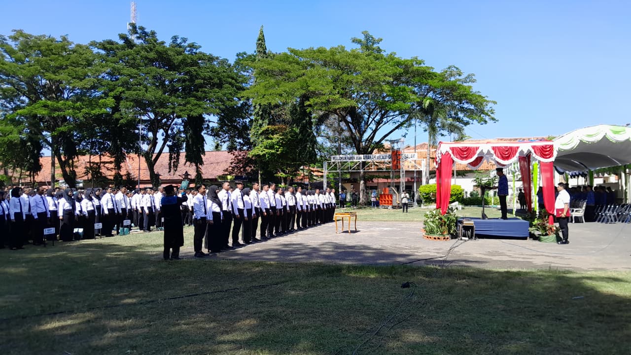 PELANTIKAN: Ribuan PPPK paro waktu di lingkungan Pemkab Pamekasan diambil sumpah Rabu (17/12).