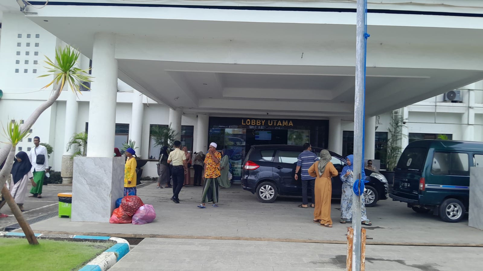 MENUNGGU: Warga Pamekasan mengakses layanan kesehatan di RSUD Smart Pamekasan, Jumat (28/11).
