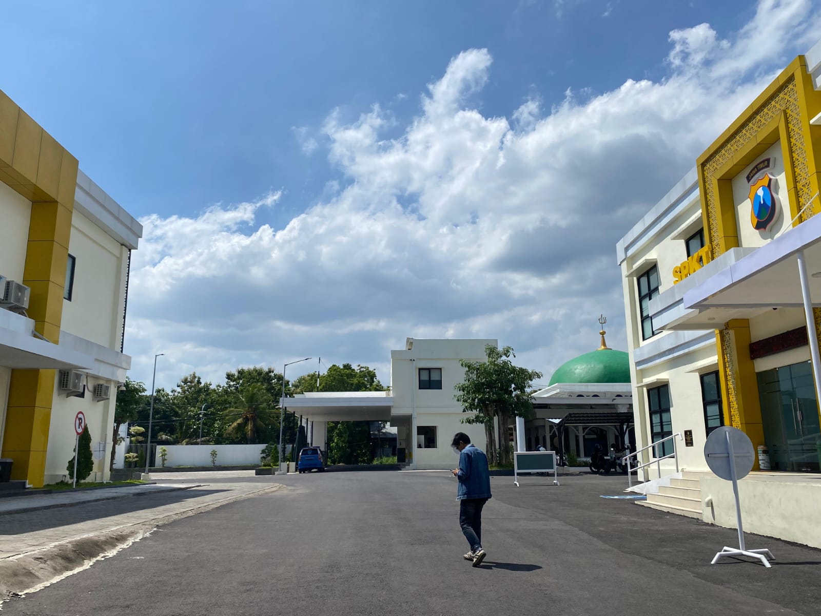 TERIK: Warga berada di Polres Pamekasan, Rabu (17/12).