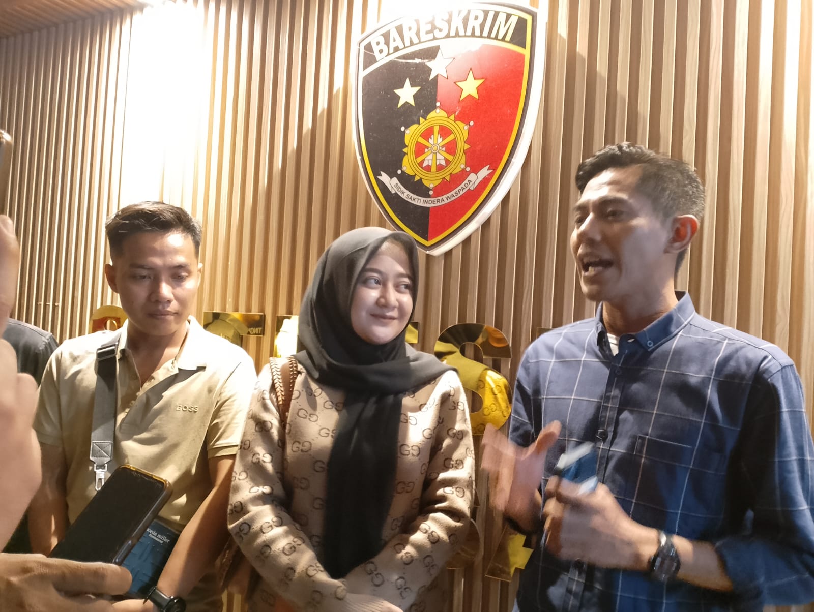 RJ: Lukman Hakim (kanan) mendampingi kliennya saat melakukan RJ di kantor Satreskrim Polres Sampang, Rabu (17/12).