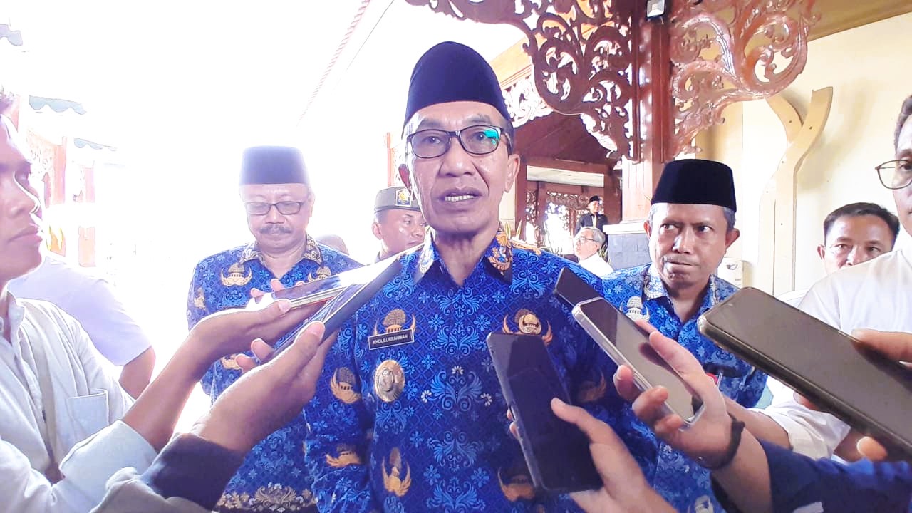 TEGAS: Bupati Pamekasan KH Kholilurrahman dalam sesi wawancara bersama media di Pendopo Ronggosukowati, Rabu (17/12).