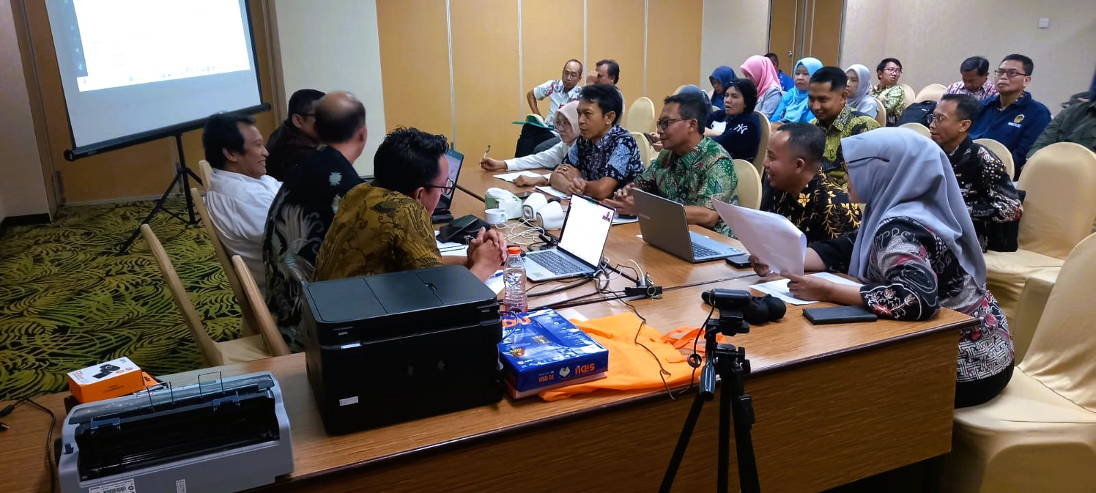 EVALUASI: Sejumlah OPD Sampang saat melakukan asistensi penyusunan RKP DBHCHT dengan DJPK Kementrian di Malang, Rabu (10/12).