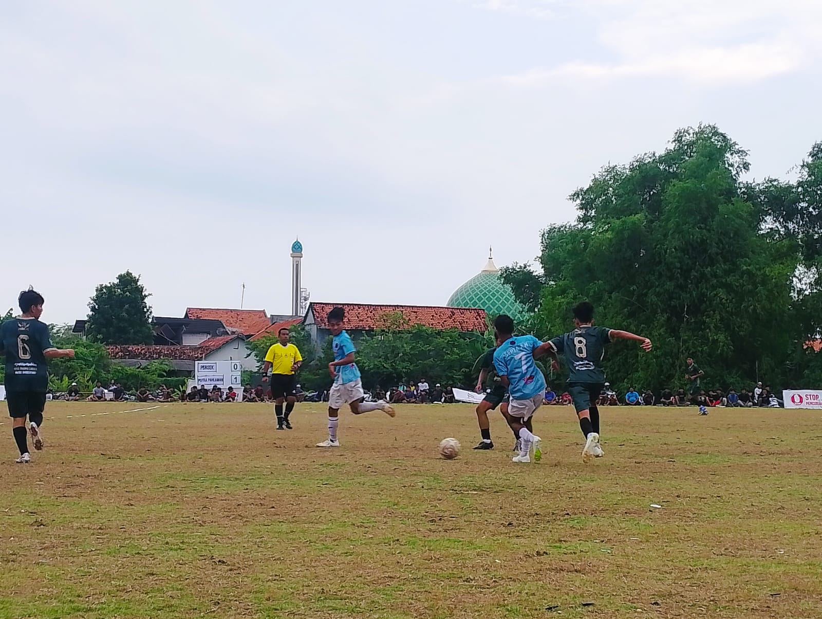 BEREBUT BOLA: Pemain klub Putra Pahlawan merebut bola dari pemain Persek Ketapang saat bertanding di lapangan SSC, Kamis (11/12).