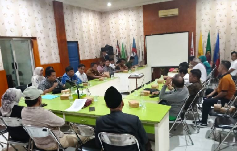SERIUS: Pengurus menggelar rapat di Kantor KONI Pamekasan Senin (15/12).