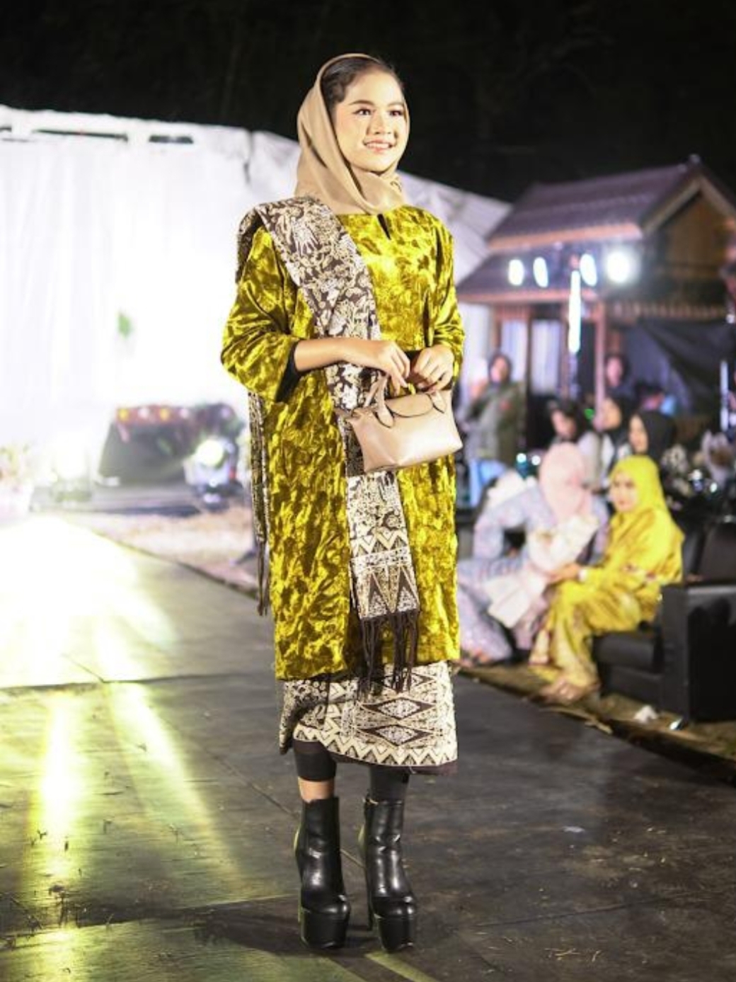 ANGGUN: Hasil busana Batik Canting Asasi dari Padang Panjang diperagakan di salah satu pameran.