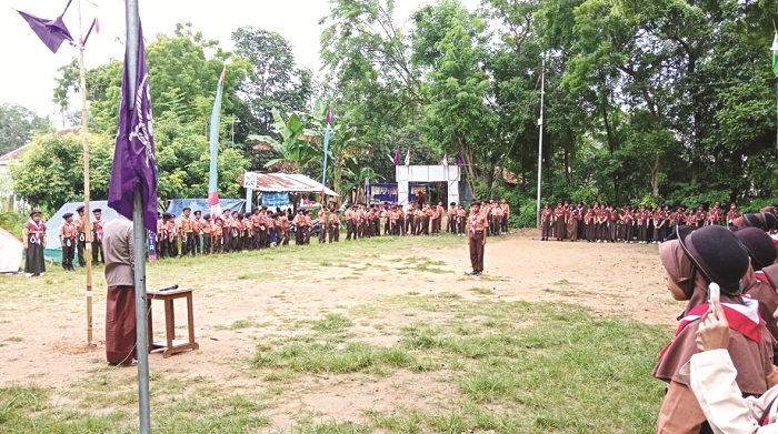 SALAM PRAMUKA: Peserta Kemah Mandiri 2025 MI An Najah 1 Karduluk saat mengikuti upacara Selasa (16/12). (ZITQI UNTUK JPRM)