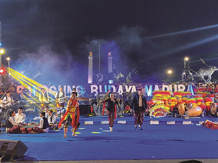 RANGKAIAN KEGIATAN HARJAD: Penari tampil dalam acara Panggung Budaya Madura, Jumat (12/12). (AYU LATIFAH JPRM)