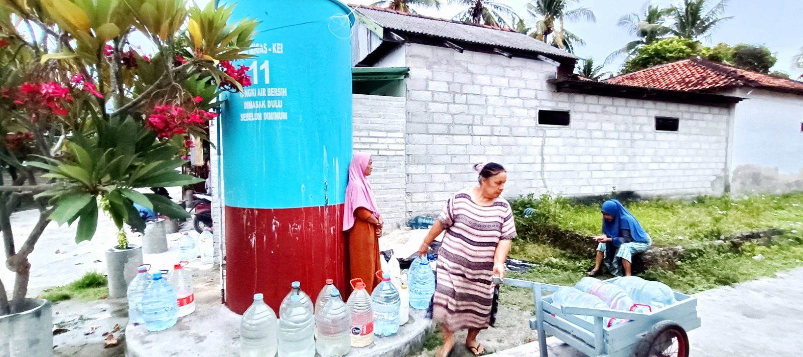 AIR BERSIH: Warga mengisi galon dengan air bersih dari tandon 11 di Jalan 1, Dusun 2, Desa/Pulau Pagerungan Besar, Kecamatan Sapeken, Sumenep, Rabu (10/12). (LUKMAN HAKIM AG/JPRM)