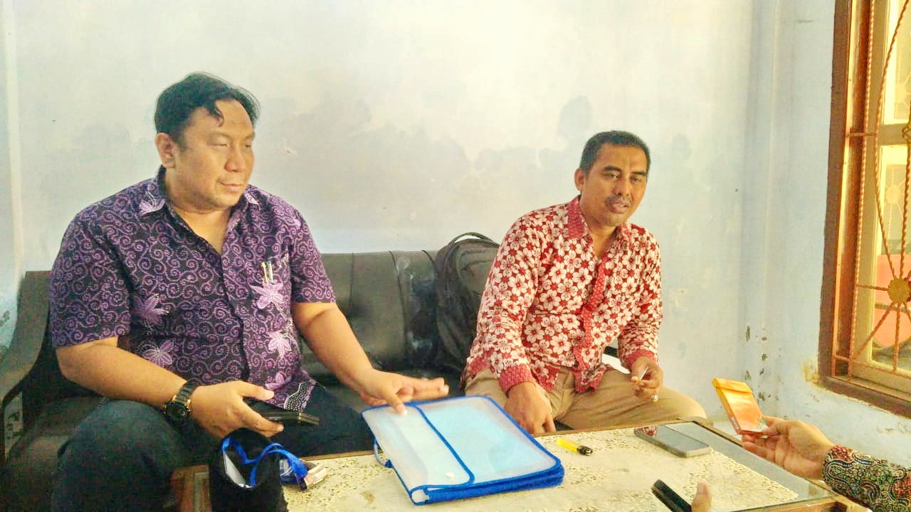 MENUNGGU: Pihak tergugat berada di Pengadilan Negeri Pamekasan Kamis (18/12). (MOH. IQBAL AFGANI/JPRM)