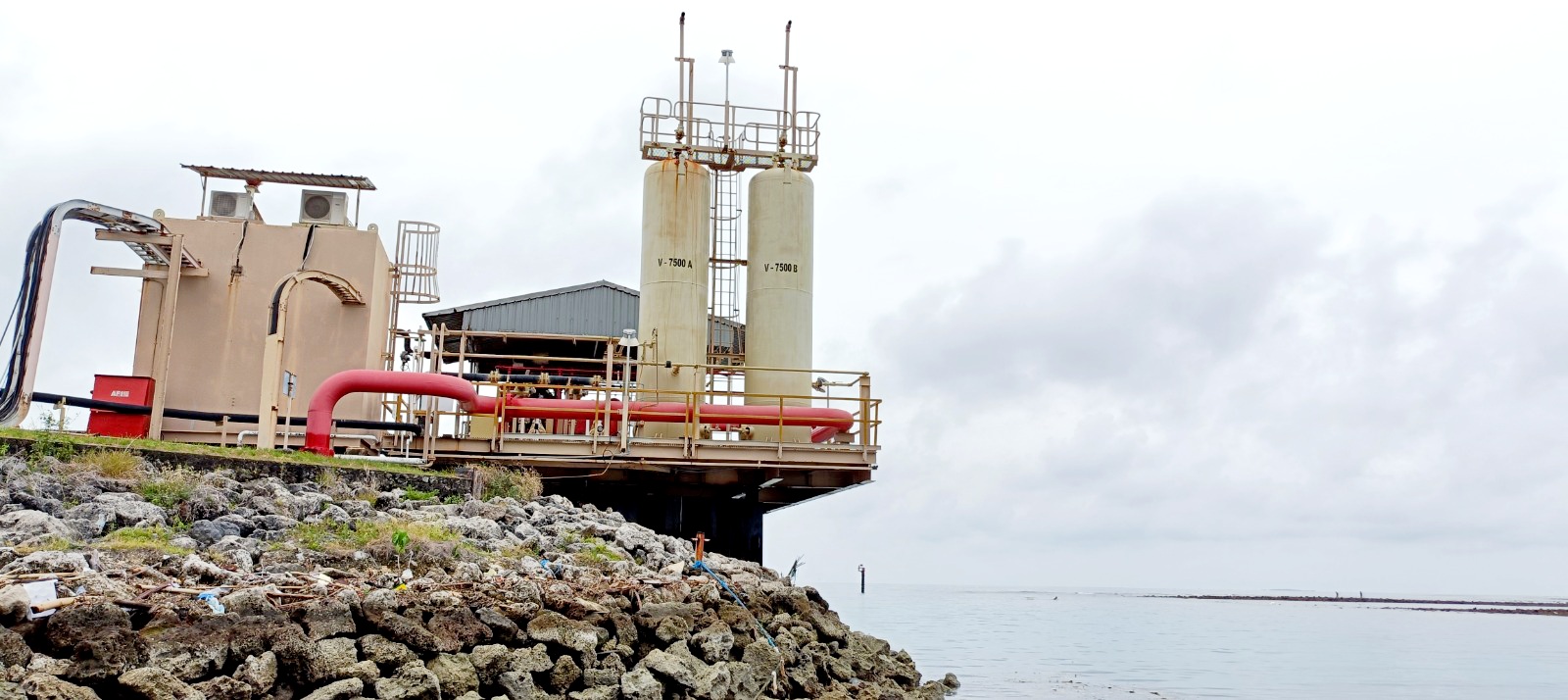KAPASITAS BESAR: Mesin RO milik PT KEI Ltd  mendistribusikan air bersih untuk kebutuhan perusahaan dan disalurkan untuk kebutuhan warga Desa/Pulau Pagerungan Besar, Sapeken, Sumenep, Rabu (10/12).