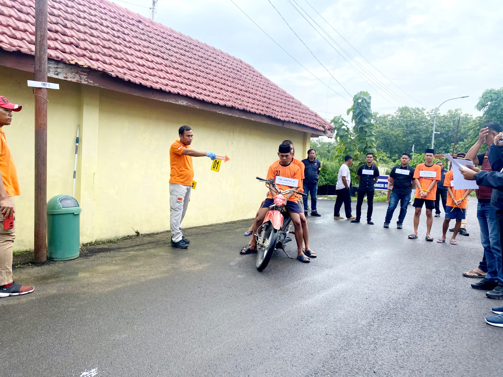 MEMPERJELAS PERAN: Para tersangka penganiayaan dan pembunuhan memperagakan tawuran saat rekonstruksi di halaman Mapolres Pamekasan Kamis (18/12). (MOH. IQBAL AFGANI/JPRM)