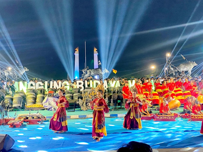 MEMUKAU: Penampilan Panggung Budaya Madura di Alun-Alun Trunojoyo, Sampang, Jumat (12/12). (AYU LATIFAH/JPRM)