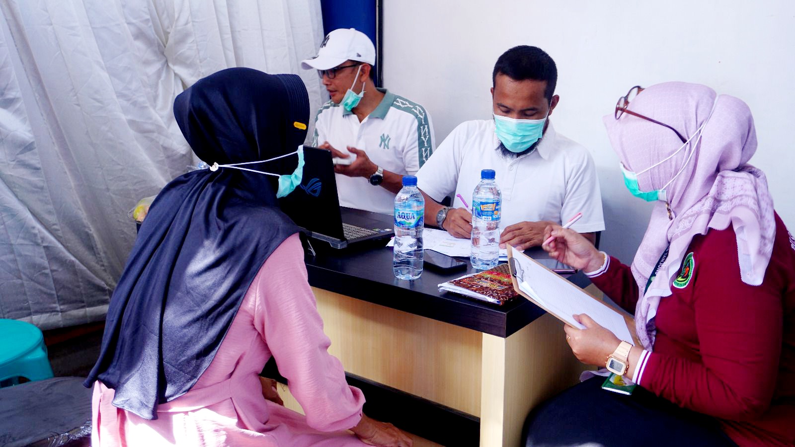 JAGA KESEHATAN: Petugas melakukan skrining TBC dengan X-Ray di RSUD Moch. Noer Pamekasan, Sabtu (29/11). (DINKES UNTUK JPRM)
