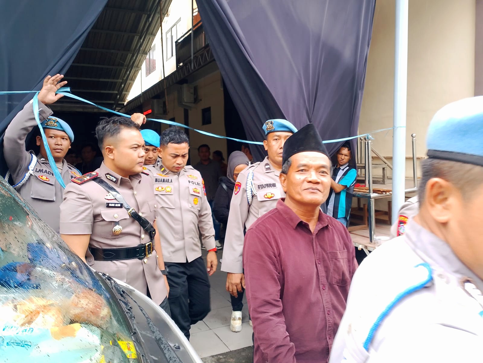 DIRINGKUS: Tersangka Mad Jari saat menyerahkan diri di Mapolres Sampang, Rabu (29/10). (UBAIDILLAHIR RAIE/JPRM)