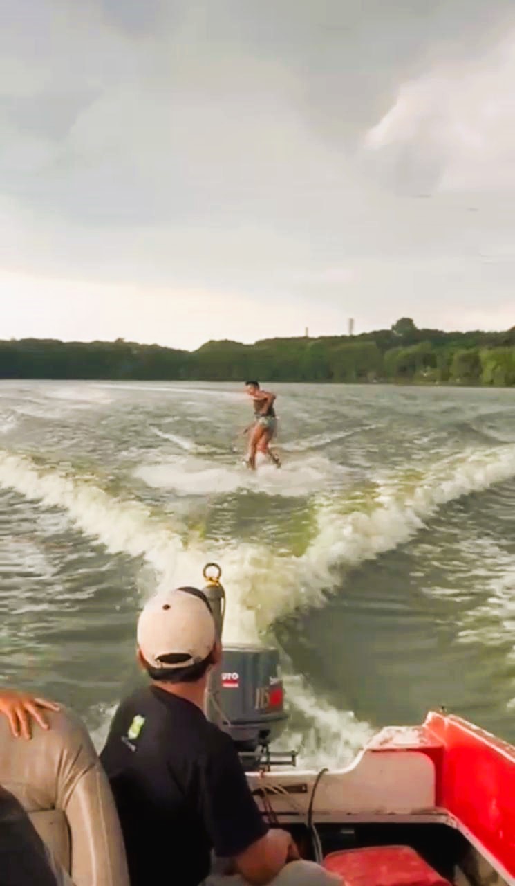 FOKUS: Atlet ski air Sumenep saat melakukan latihan menjelang kejurprov di Gresik, Kamis (18/12).