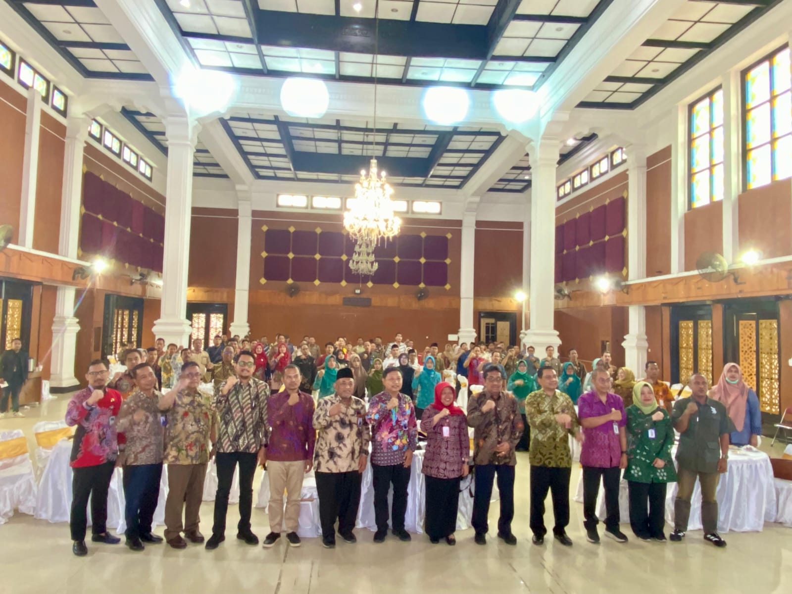 KOMPAK: Kepala Bakorwil IV Pamekasan Dra. Sufi Agustini, M.Si (enam dari kanan) berfoto bersama tamu undangan, Kamis (18/12).