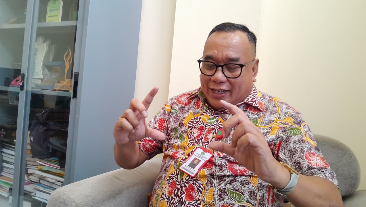 TERANG: Kepala Diskop UKM Naker Pamekasan Achmad Sjaifudin saat ditemui di ruang kerjanya Kamis (18/12).