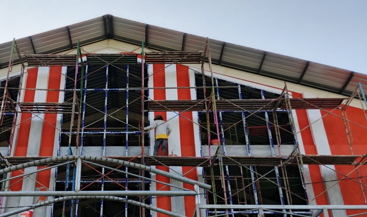 BERBAHAYA: Pekerja tidak memakai alat pelindung diri saat mengerjakan gedung produksi SIHT Desa Gugul, Kecamatan Tlanakan, Rabu (17/12).
