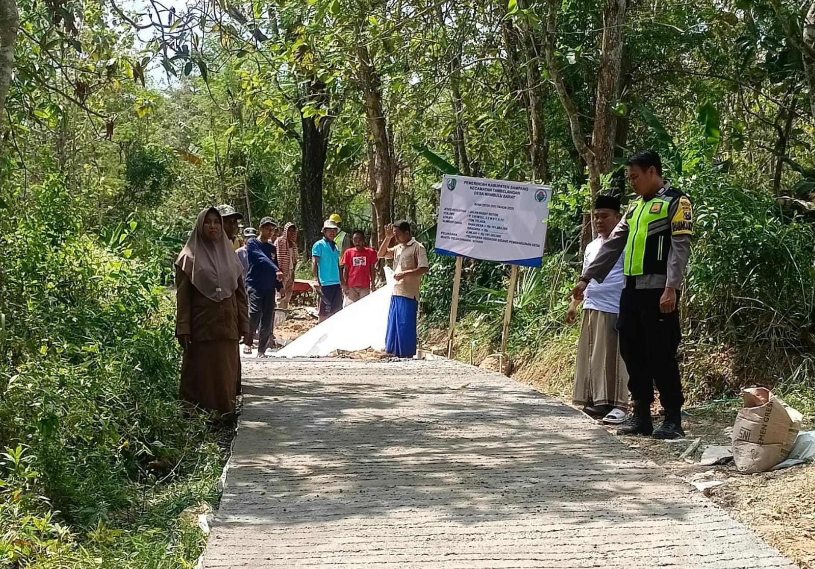 BERMANFAAT: Pj Kades Mambulu Barat Siti Rohimah bersama aparat dan perangkat meninjau pekerjaan rabat beton di Dusun Tlaga, Desa Mambulu Barat, beberapa waktu lalu.