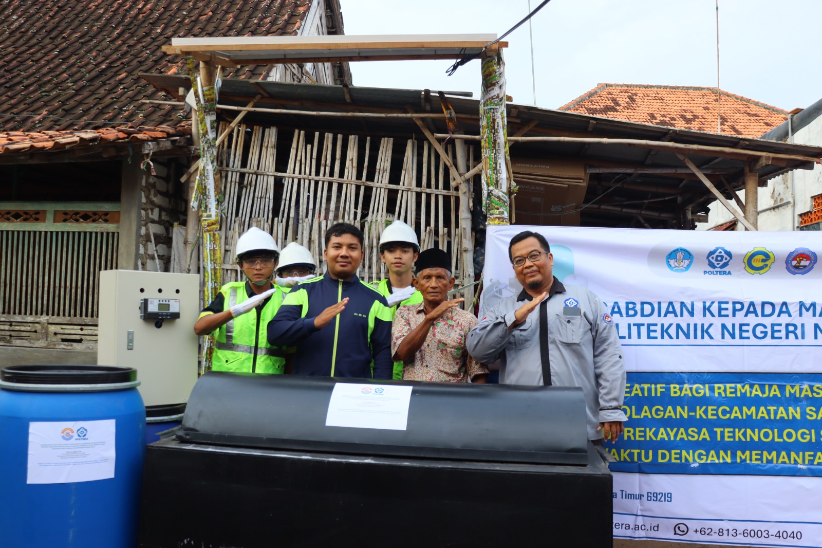 MENGABDI: Dosen Prodi Sarjana Terapan Teknologi Rekayasa Otomasi Jurusan Teknologi Elektro Poltera Sampang Sohibul Hajah (kanan) pose bersama remaja masjid jamik Madegan, Kelurahan Polagan, Sampang.