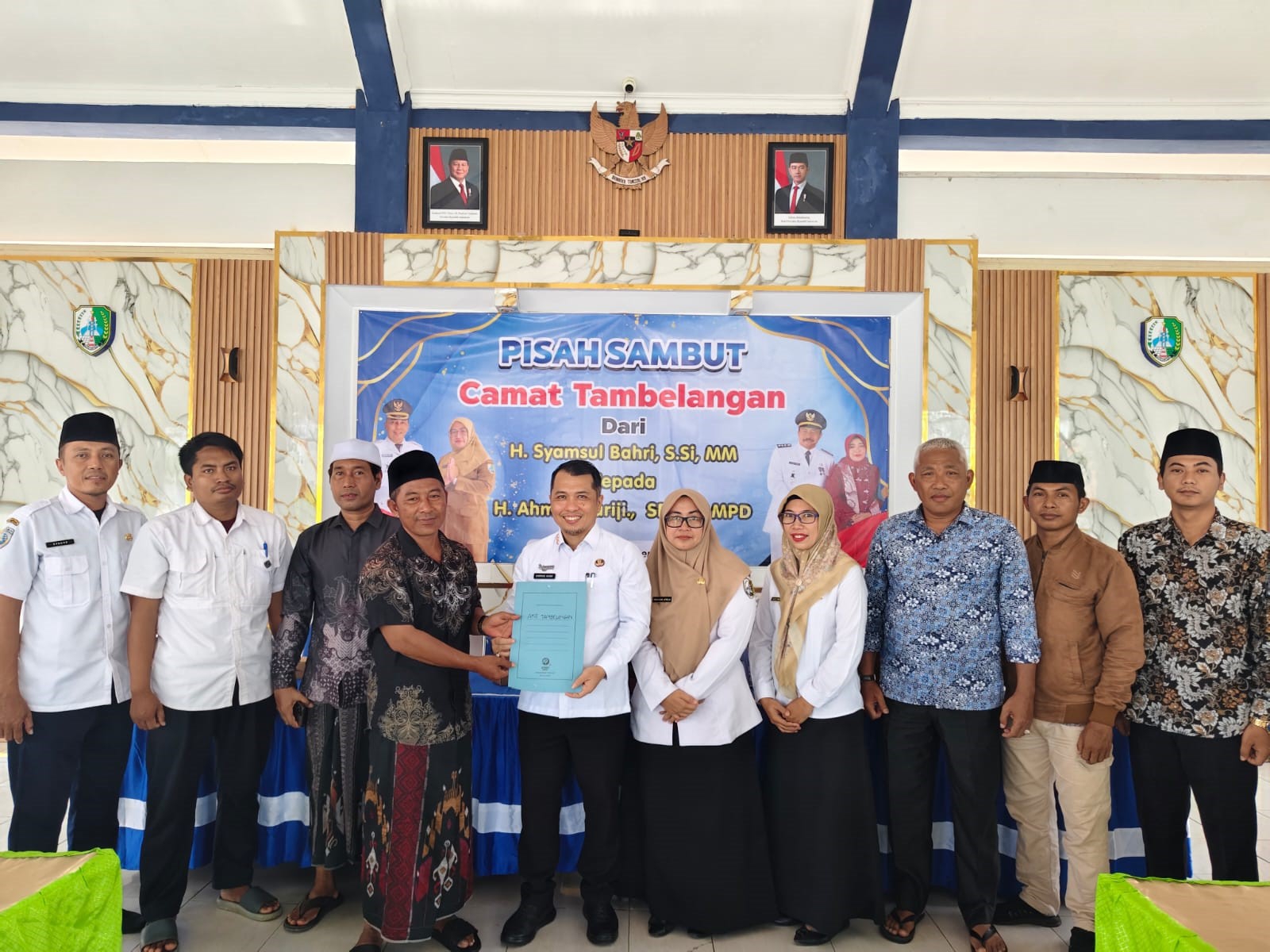 SELAMAT BERTUGAS: Mantan Kades Birem Ahyar didampingi kepala desa aktif dan Pj saat lepas pisah dengan mantan Camat Tambelangan Syamsul Bahri pada acara pisah sambut.
