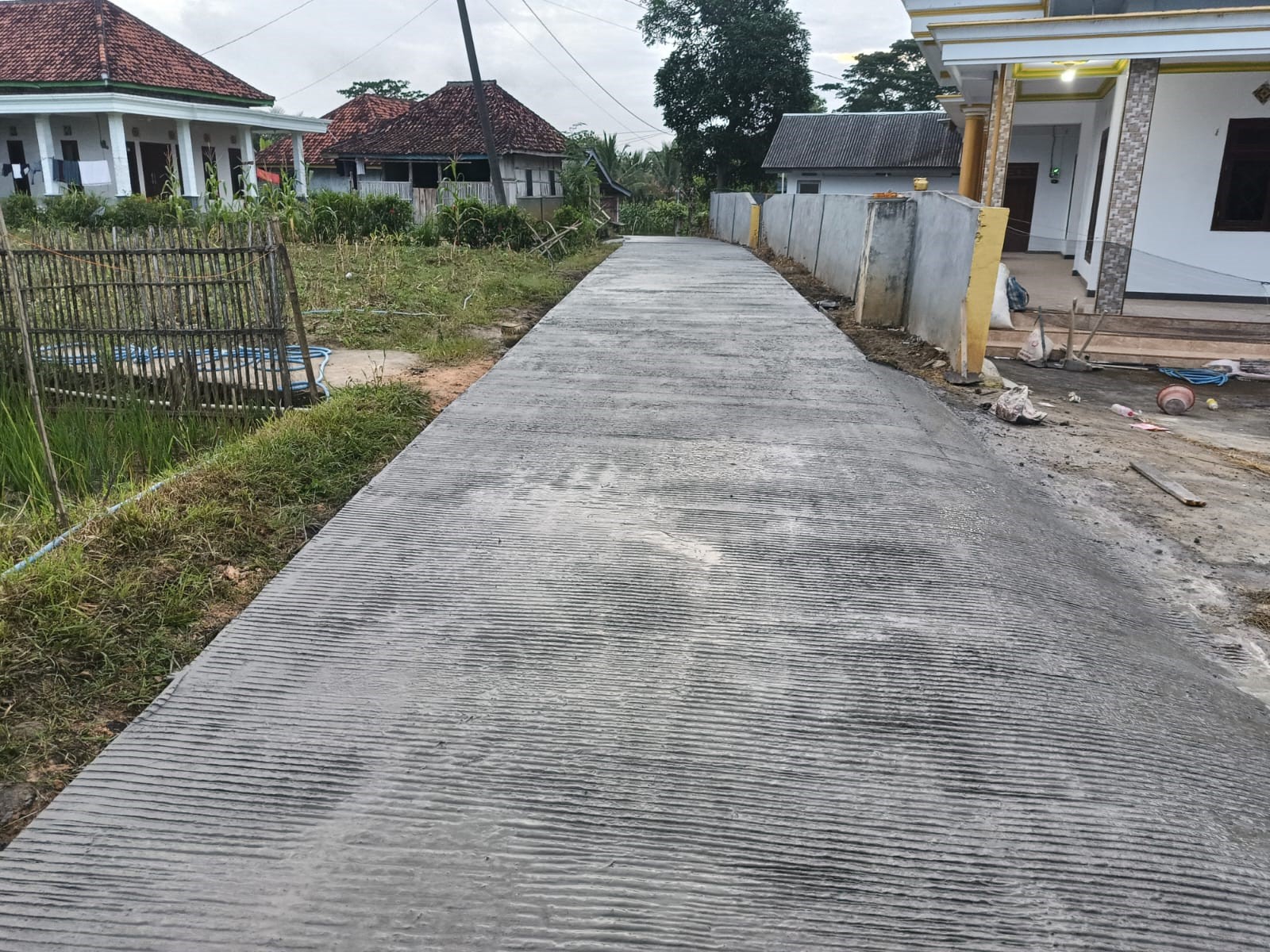TINGKATKAN EKONOMI: Pemdes Somber membangun jalan beton untuk mempercepat mobilitas masyarakat.