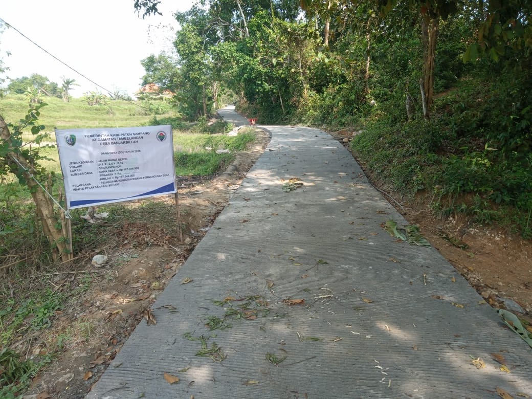 BERMANFAAT: Hasil pekerjaan rabat beton di Dusun Kanderuh, Desa Banjarbillah, Kecamatan Tambelangan, Sampang.