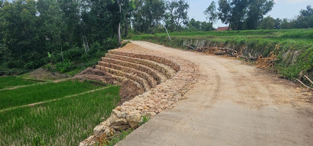 UNTUK MASYARAKAT: Pemdes Bringin membangunan beronjong di Dusun Besabe untuk menanggulangi longsor.