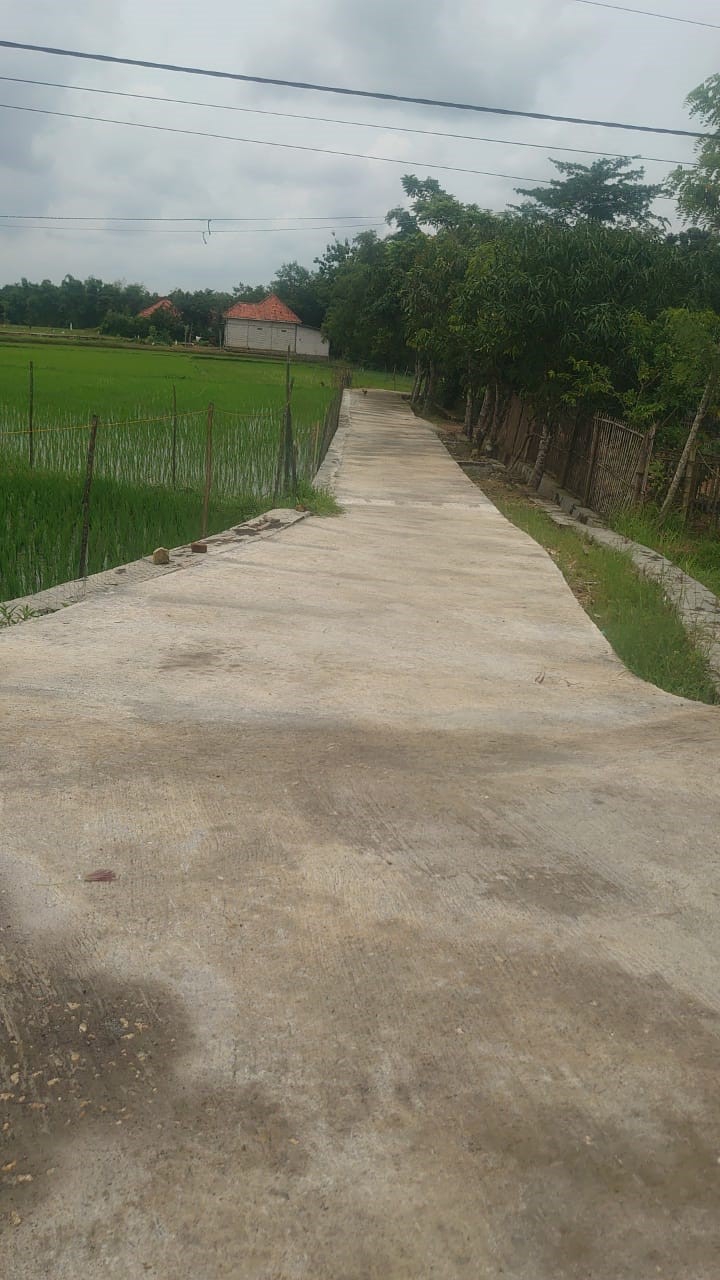 HARUS DIRAWAT: Salah satu pekerjaan rabat beton yang dilakukan Pemdes Karanganyar, Kecamatan Tambelangan, Sampang.