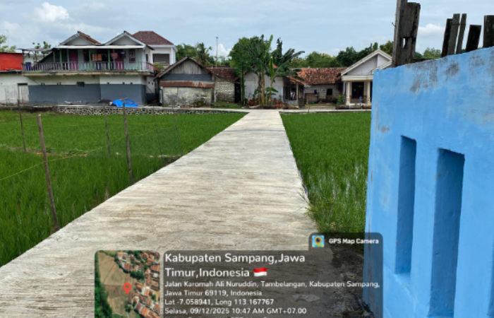 BAHU-MEMBAHU: Tukang sedang mengerjakan rabat beton di Dusun Duko, Desa/Kecamatan Tambelangan, beberapa waktu lalu.