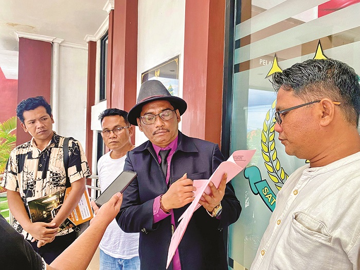 PROTES: Penasihat hukum tersangka Ach. Suhairi (pakai topi) didampingi pihak keluarga tersangka mendatangi Kejari Pamekasan, Kamis (18/12). (MOH. IQBAL AFGANI/JPRM)