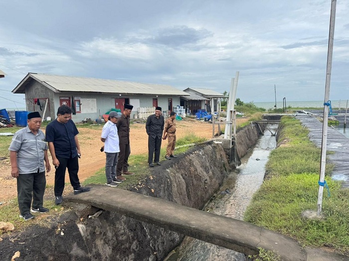 TURUN LANGSUNG: Pansus Tambak Udang DPRD Sumenep melakukan sidak di Kecamatan Batuputih, Senin (15/12). (DPRD UNTUK JPRM)