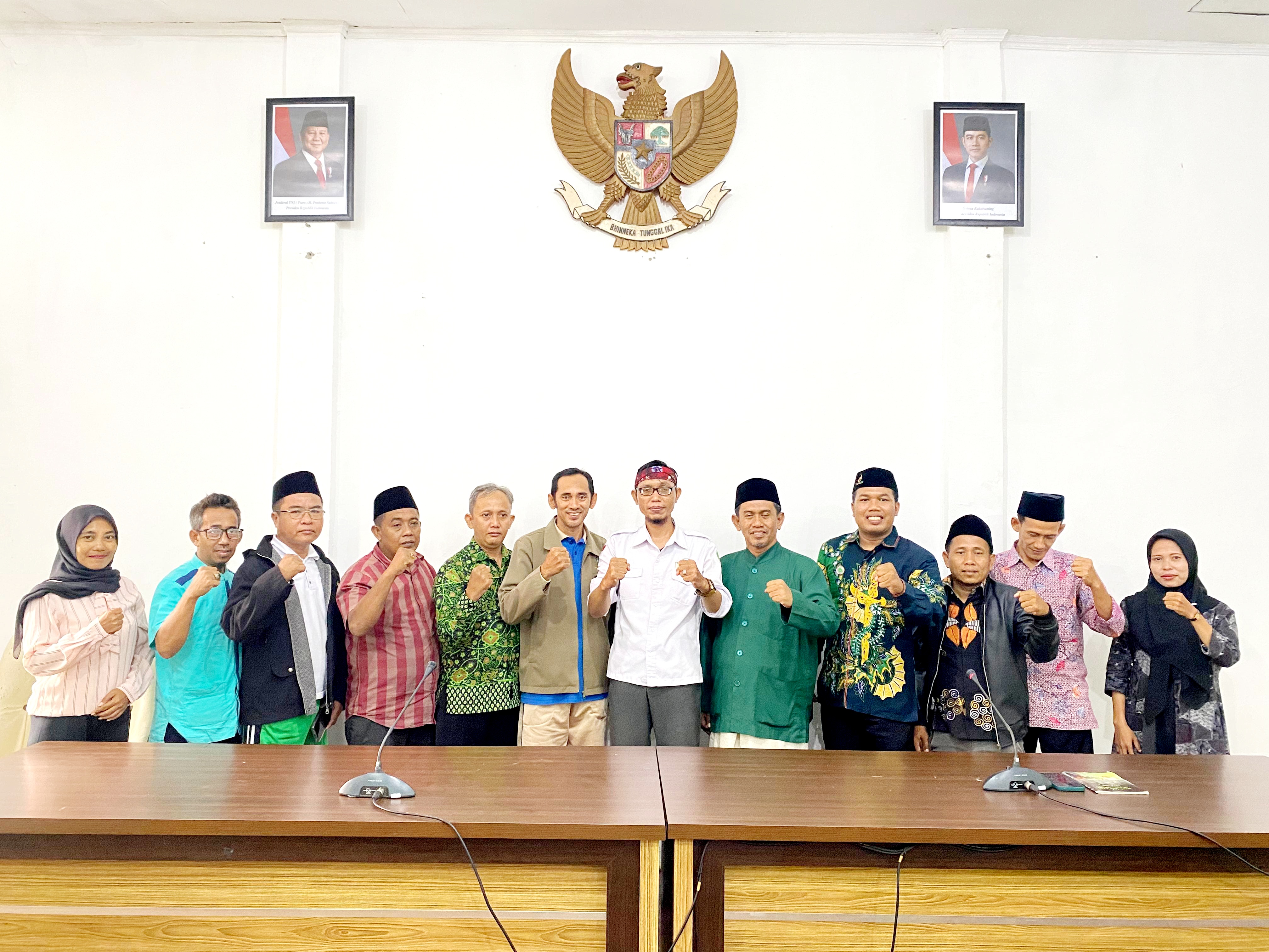 KOMPAK: Pengurus Organisasi Profesi Guru Madrasah/Swasta berfoto bersama di pendopo Wabup.