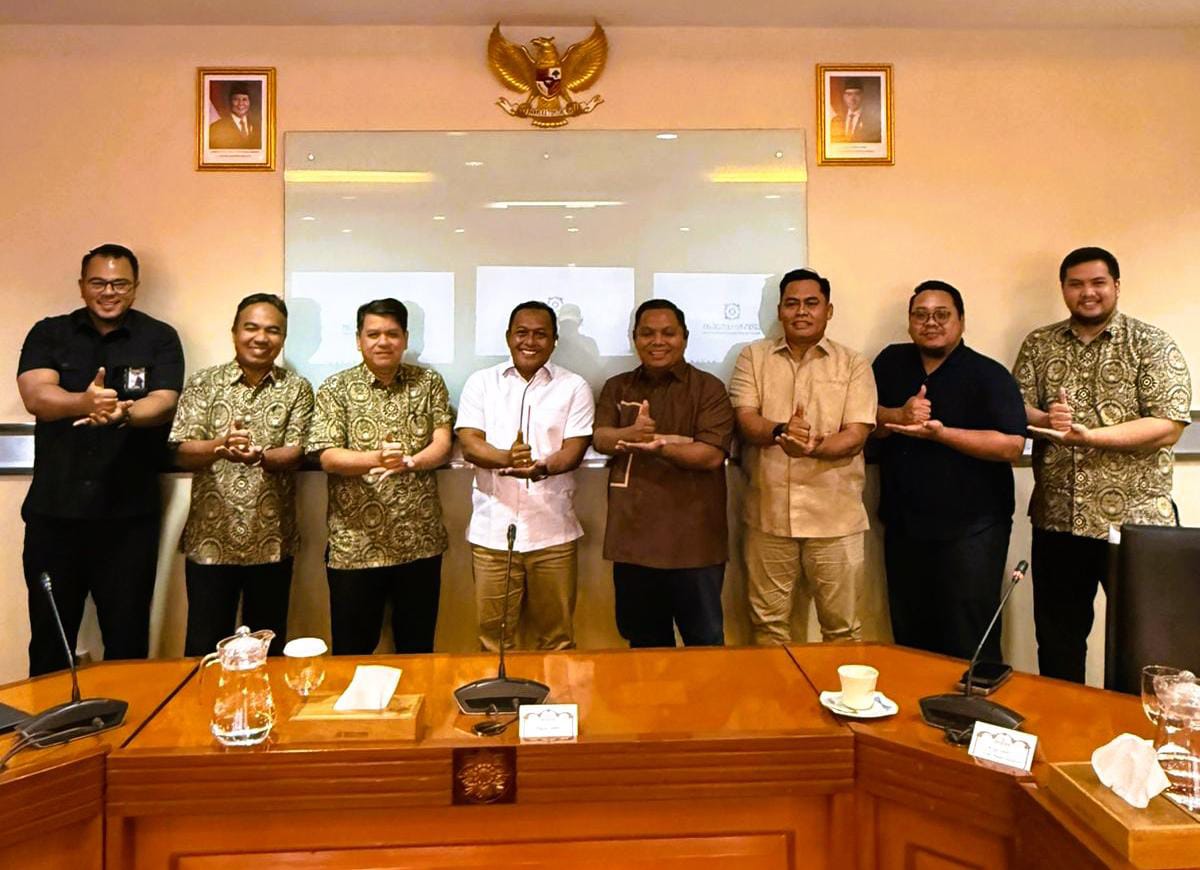 JEMPUT BOLA: Wabup Pamekasan  (empat dari kiri) bersama Wakil Ketua DPRD Pamekasan  (empat dari kanan), anggota Komisi IV DPRD Pamekasan  (tiga dari kanan) berfoto dengan pejabat BPJS Kesehatan