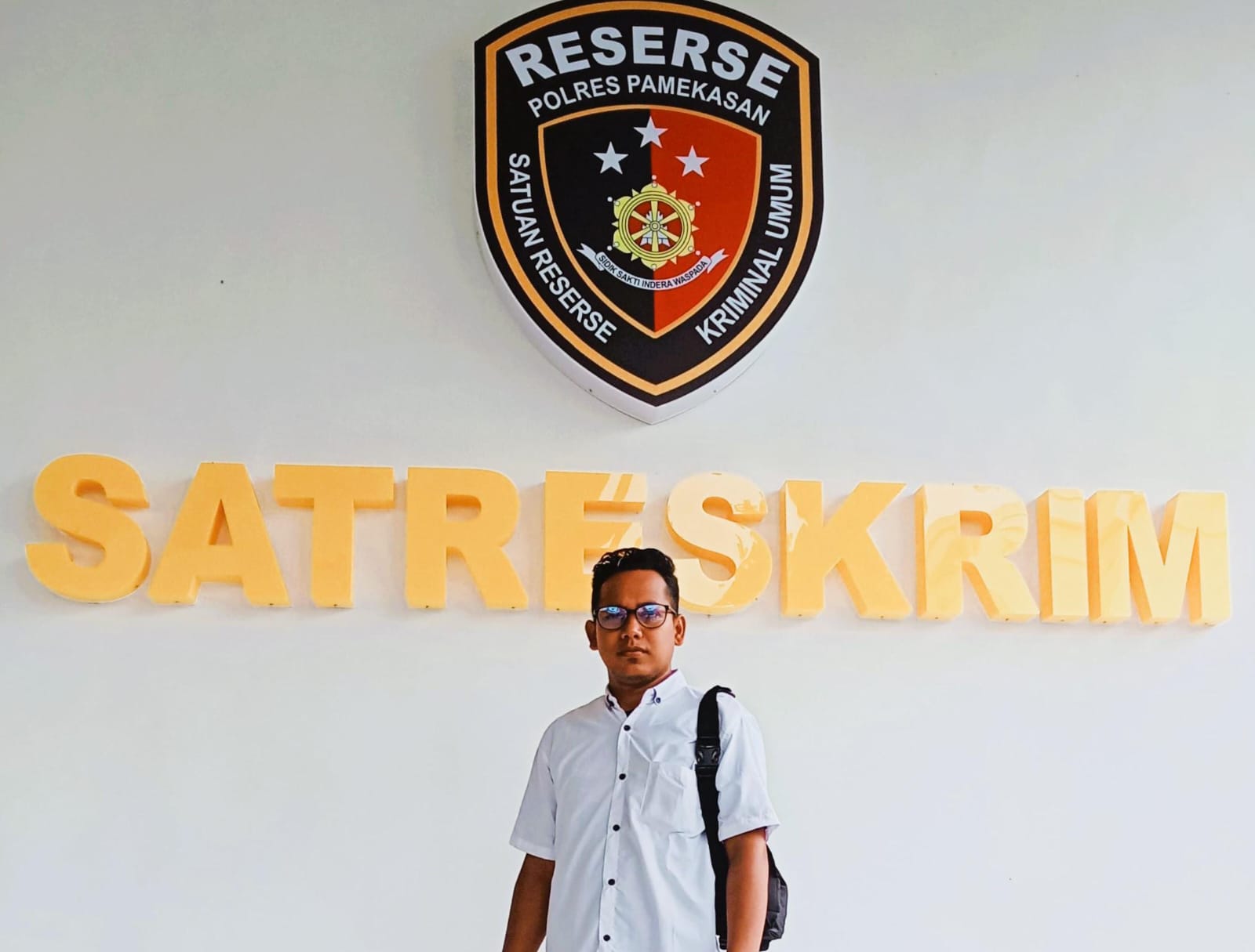 SOROTI: Andi Subahri, pengacara tersangka, berada di Polres Pamekasan, Kamis (18/12).