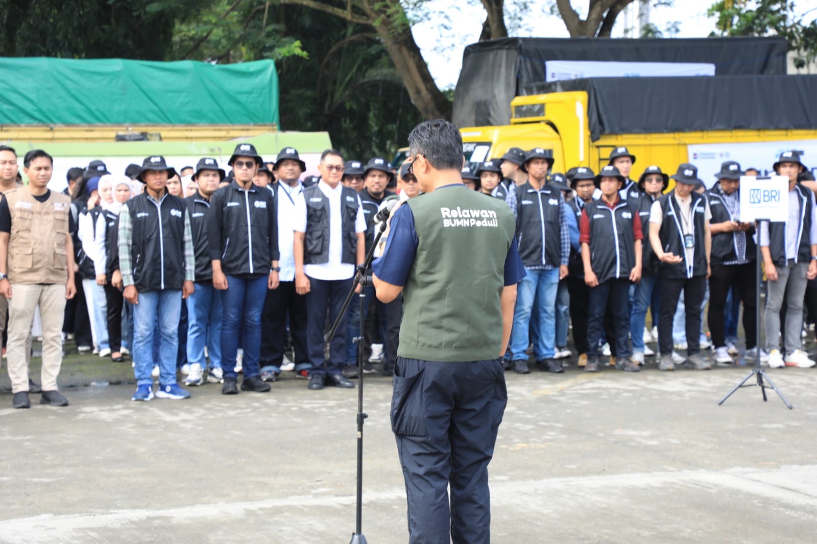 APEL: Ribuan relawan dari BRI Peduli dibrifing sebelum diterjunkan ke lokasi bencana di Sumatera.