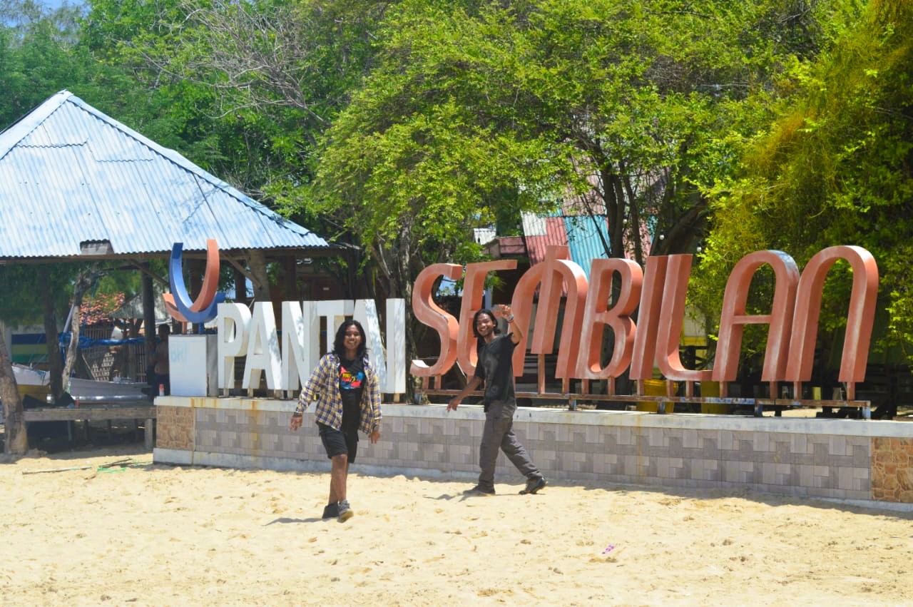 PANORAMA: Masyarakat tengah menikmati keindahan Pantai Sembilan, Gili Genting, Sumenep
